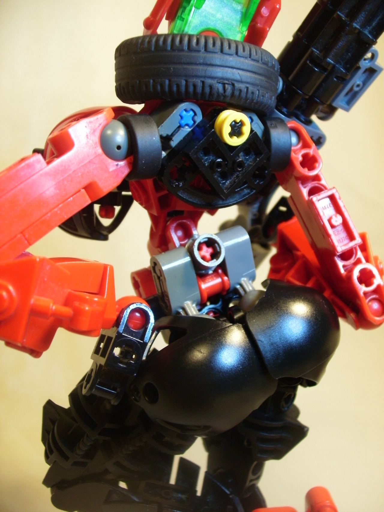 milkpunkin:  dawnofnssd:  Vier, Vier Tyrannus.  that bionicle has butt cheeks   my