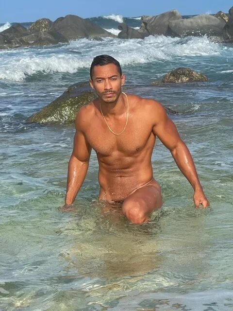 Visionsofwetdreams:  Dobrahreloaded:  Alexander Ortega Borja By Carlos González