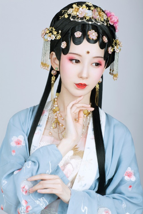 Traditional Chinese Hanfu photography via 司音儿. Handmade traditional Chinese hair ornaments and jewel