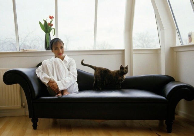 softestaura:sade adu in her home photographed by jean claude deutsch in 1985