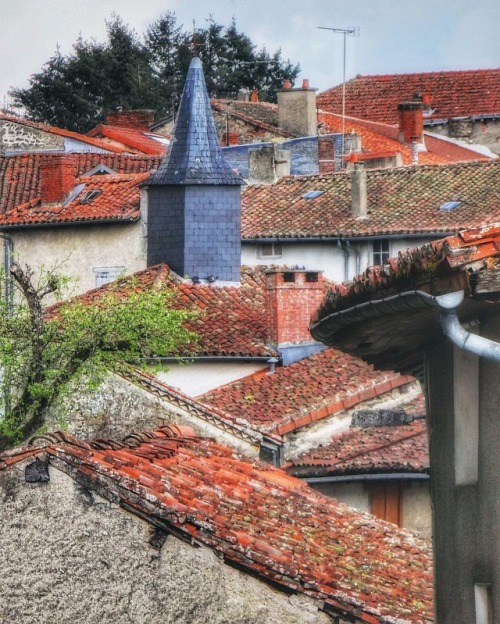 Terracotta roof tiles all the way up the hill . #ofquietmoments #simplethings #rooftopping #outdoord