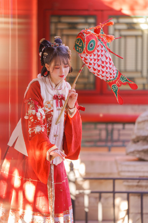 chinese hanfu and fish lantern by 喵斯拉一直睡不醒