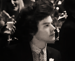 heavenlyhoran:  blairwaldorfings: Harry clapping for Taylor as she walked up to the