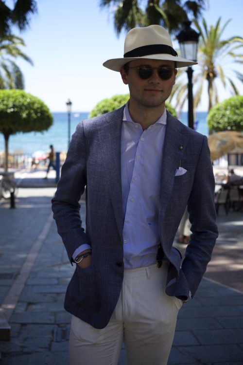 How to dress in the heat? Light colors, light fabrics and a straw hat.  Suitsupply Jort jacket and t