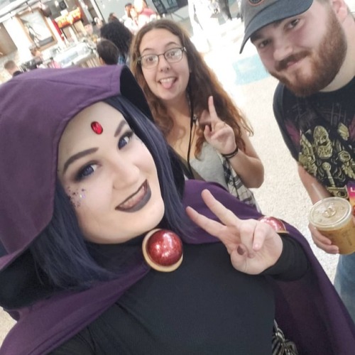 We HERE at @comicconla!! Who else is here now?? #teentitans #teentitanscosplay #raven #ravencosplay 