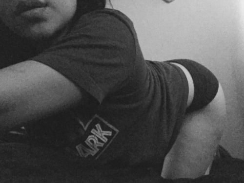 purrrrrringlittleslut:  *has kick ass Jurassic park shirt before it becomes a thing*  -good morning  -wish I was waking up next to someone  -I love playing with people and humping their legs before they wake up   Xoxo Little Kitten