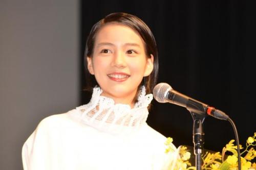 シネマトゥデイ ‏@cinematoday  [映画]能年玲奈、キティちゃんとハグ！新進女優賞に「この世界に存在してもいいんだ」と歓喜！ [写真]能年玲奈、キティちゃんとハグ！フォト