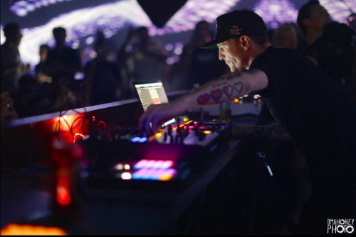patrikkiss:  MEE FRONT AND CENTER AT DEADMAU5 UNHOOKED SHOW IN BROOKLYN. CRAZIEST TECHNO PARTY IN A LONG FREAKING TIME. 