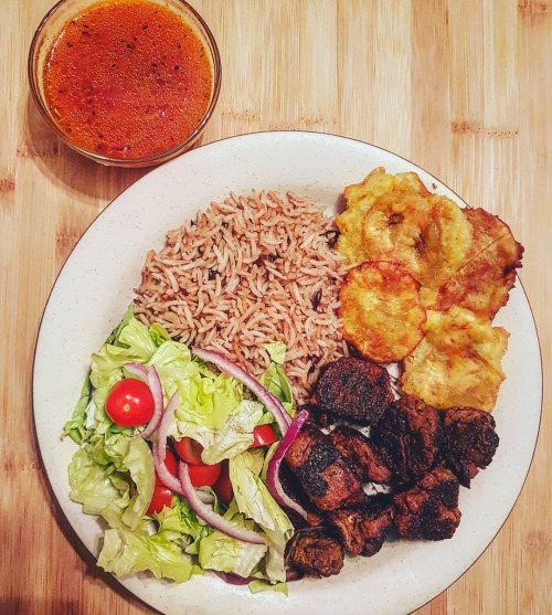 Nou manjé déja?
(Did you eat yet?)
Who said Haitians couldn’t be vegan/plant-based too? Not me! Ayyeee 🇭🇹🔥
On Today’s Menu : Homemade Vegan Griot, Fried Plantains(Bannan pezé) , Rice and beans (Riz collé ak pwa) , Salad and a nice sauce (sòs) on the...