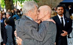 siempresarcastico:  —Magneto y Xavier reconciliándose.  siempresarcastico