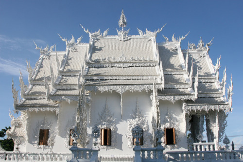  Wat Rong Khun ( White Temple ) is a contemporary unconventional Buddhist temple in Chiang Rai, Thailand. It was designed by Chalermchai Kositpipat in 1997. 