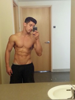 landa-the-swolepanda:  Happy flex friday! This is after a 1500cal postworkout meal lol