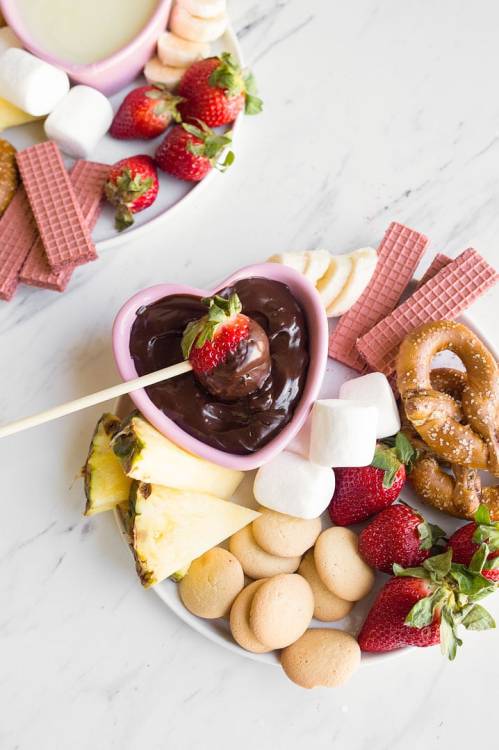 DIY Easy Chocolate Fondue for Two✖✖✖✖✖✖✖✖sew-much-to-do: a visual collection of sewing tutorials/pat