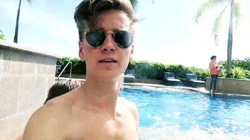 toewsofbellarke:Joe when he just turns on his vlogging camera ;)