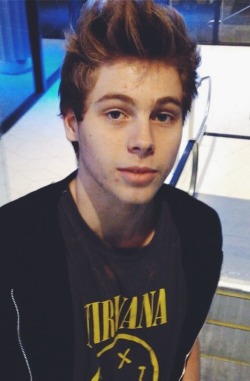heiscute:  prettygayboys:  similar posts: here  He is cute!
