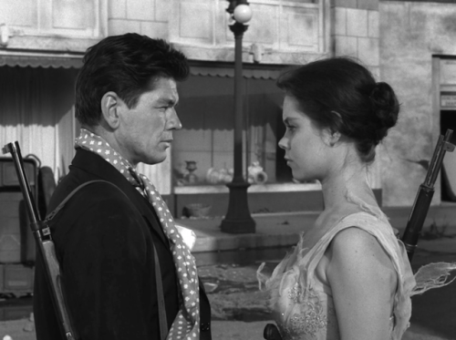 trash-fuckyou:Charles Bronson & Elizabeth Montgomery in The Twilight Zone, “Two”, 1961