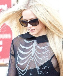 famous-nsfw-tub:  celxxxcom:  Avril Lavigne Nipple Sliphttp://celxxx.com/2015/10/avril-lavigne-nipple-slip/ Avril Lavigne, boobs, flashes, nips, paparazzi, photos  Avril Lavigne’s shirt malfunctions. We get happy. 