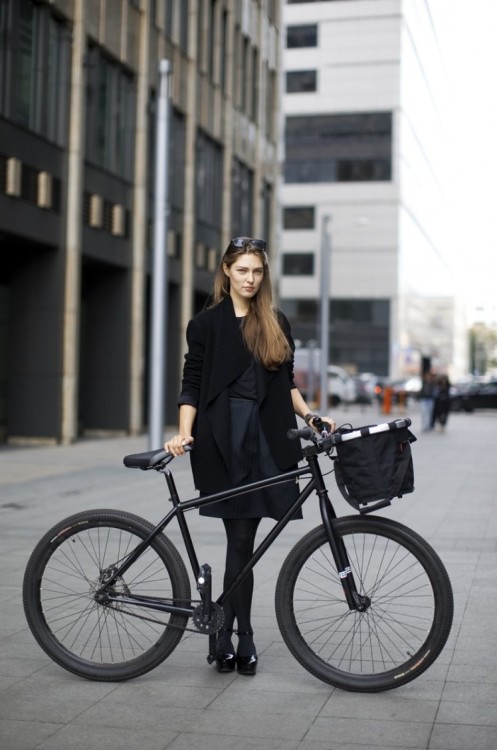 bikesandgirlsandmacsandstuff:  (via In photos: Moscow’s most style savvy cyclists | CycleLove)