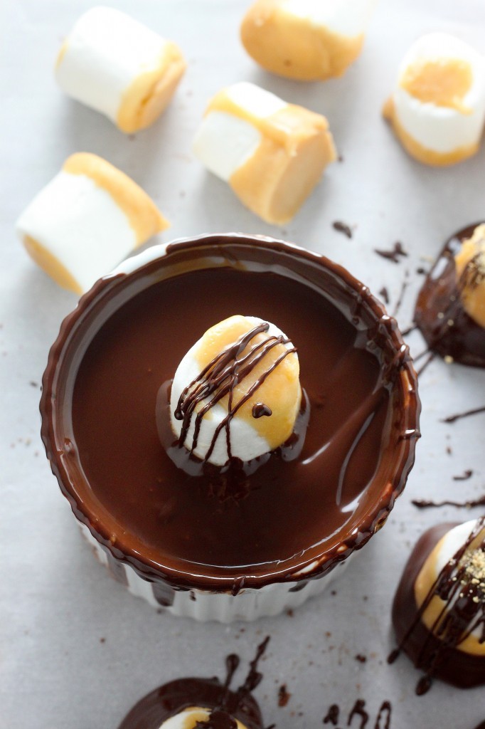 sweetoothgirl:    Dark Chocolate Salted Caramel Dipped Marshmallows  