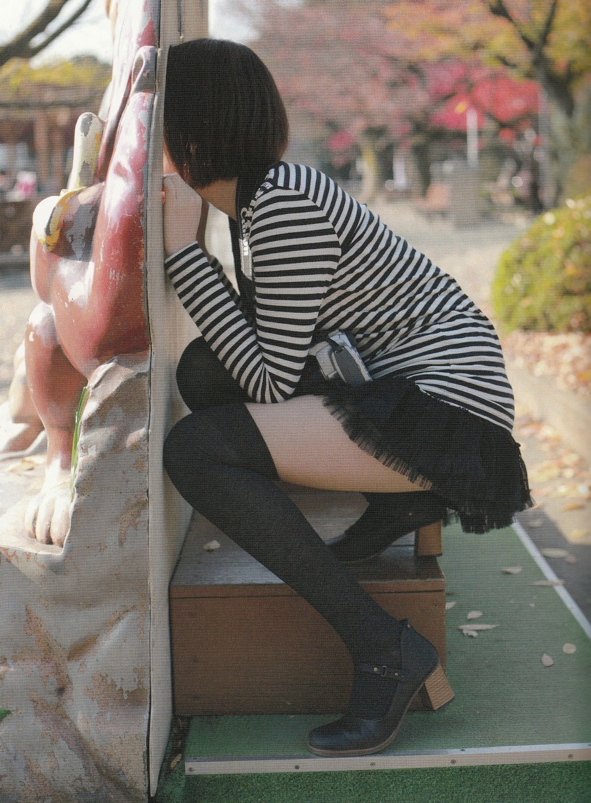 izanagi-sayuri:  (vía ソックス_ニーソ — girlimg_photos_images_girls_女優_太もも_美脚_清純_着衣_黒タイツ_生足_M字_ソックス_尻_パンツ_女子校生_制服)