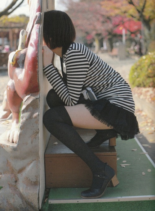 izanagi-sayuri:  (vía ソックス_ニーソ — girlimg_photos_images_girls_女優_太もも_美脚_清純_着衣_黒タイツ_生足_M字_ソックス_尻_パンツ_女子校生_制服)  