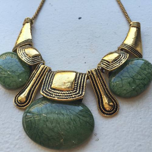 Use coupon code FLASHSSALE to save 25% off your entire purchase. Shop before the sale is over! #sale #flashsale #accessories #necklace #holiday #holidaygifts #gifts #chic #classy #artist #stylehaven #shopstylehaven #thestylehavenexperience...