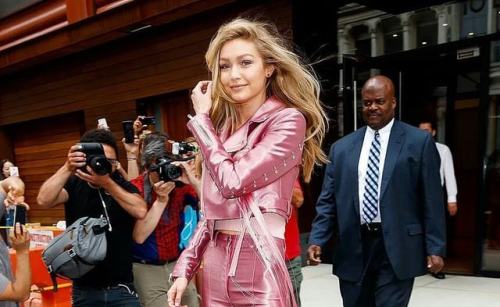 Gigi Hadid tried on herself the image of Barbie How to repeat this look read in site. Link in bio #f