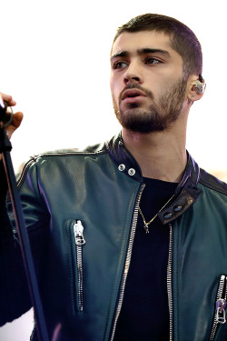 fuckyeahzarry:   Zayn performs on stage during