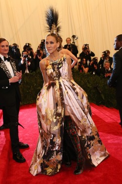 womensweardaily:   Sarah Jessica Parker in a Philip Tracey headpiece, Giles Deacon dress, and Louboutin boots.  Photo by Evan Falk   GODESS!!!!!