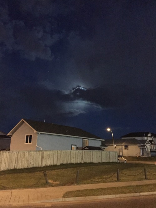 goatcorpse:it was a full moon tonight and it was doing neat things with the clouds