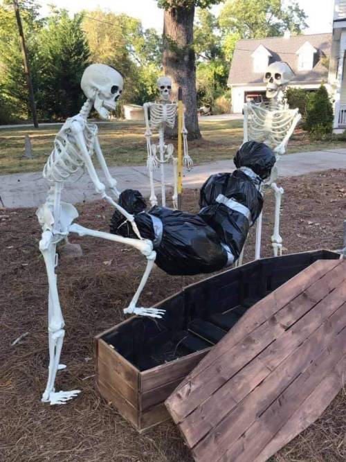 ordinarytalk: roach-works:  picsthatmakeyougohmm: hmmm he’s not done cooking  The skeleton army’s getting pretty aggressive with recruiting this year. 