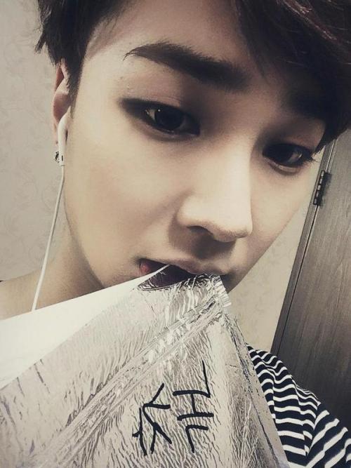 fyeahboyfriend:  @BOYF_JM I ate well L.Joe @angeljoe1123 I bought that for Minwoo to eat though, not you  trans: fyeahboyfriend | source: boyf_jm + angeljoe1123please take out with credits.  
