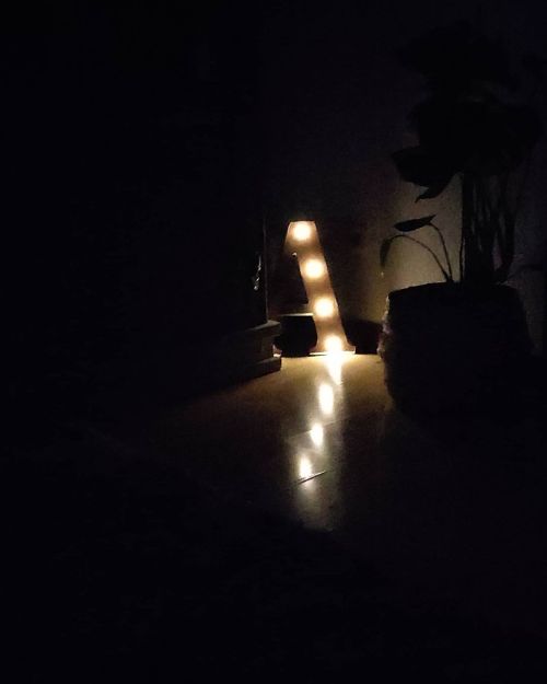 Desde la oscuridad es más fácil ver un destello de luz. #ose #me #osexvi #olerte #luz #oscuridad #ri
