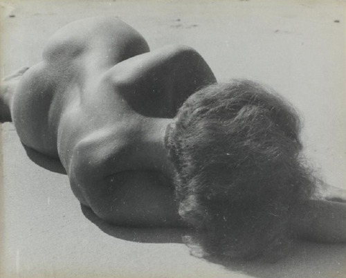 Vera Broido, photographed by Raoul Hausmann