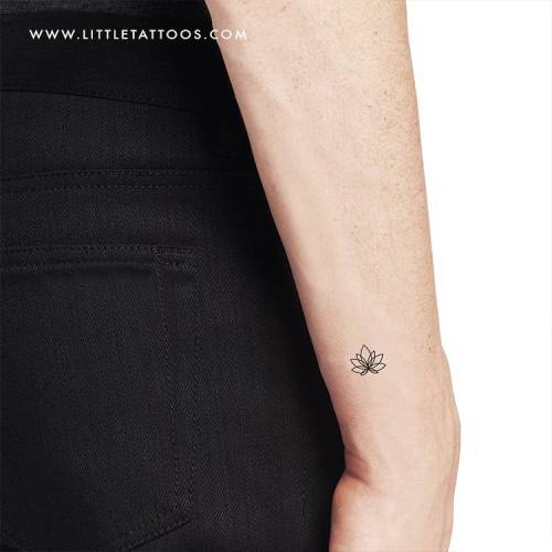Tatuajes Pequeños — Tatuaje temporal de una flor de loto minimalista,...
