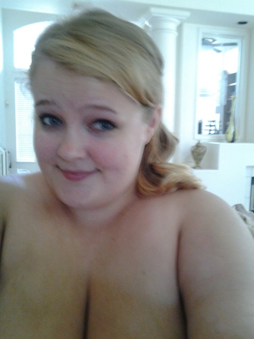 mermaiddreamsandkillerqueens:  Got my hair cut and felt good about my boobs :D