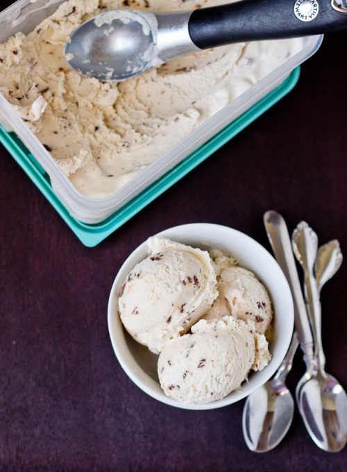 chocolatefoood:  BROWN BUTTER BANANA ICE CREAM WITH NUTELLA SWIRL 