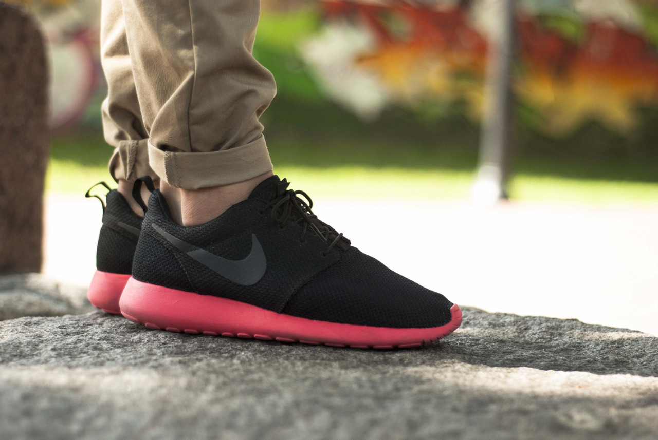 nike roshe black and red