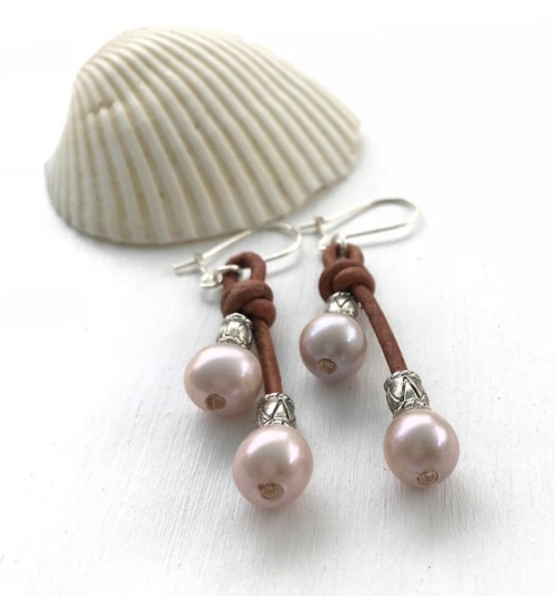 Leather pearl earrings #handmadejewelry #etsy #etsyshop #pearlearrings #leather #pearls #jewelry #fr