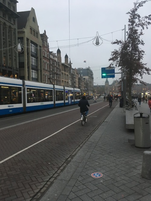 lemondeabicyclette:  Amsterdam, Damrak, 5 nov 2018