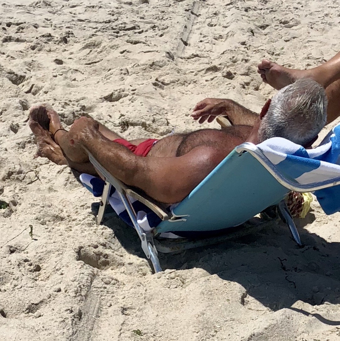 astorianyhairydad:  daddiesonthego: Silver Fox Muscle Beach Daddy soaking in the