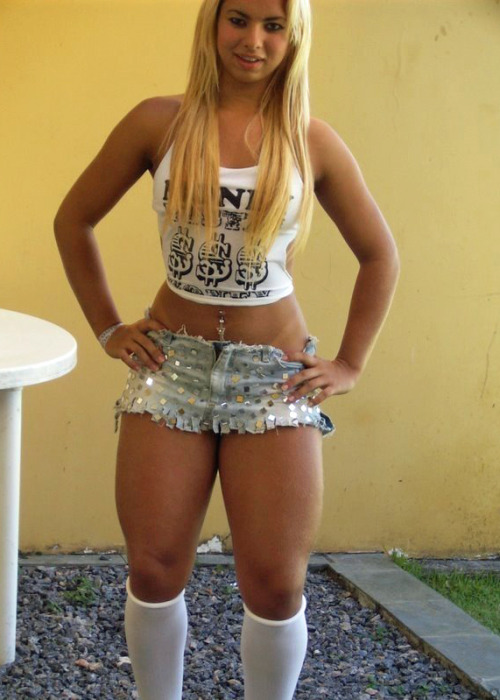 Sonia is so proud of her super strong body that she gives us plenty of photoshots !