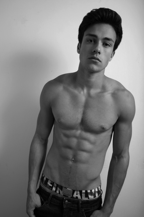 twinkyhornyboi:  he makes me want to work out 