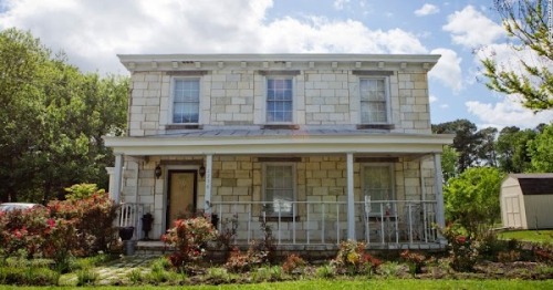 tyrannosaurus-trainwreck:magicalandsomeweirdhometours:Have you ever heard of the Tombstone House in 