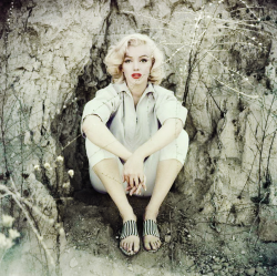 vintagegal:  Marilyn Monroe photographed