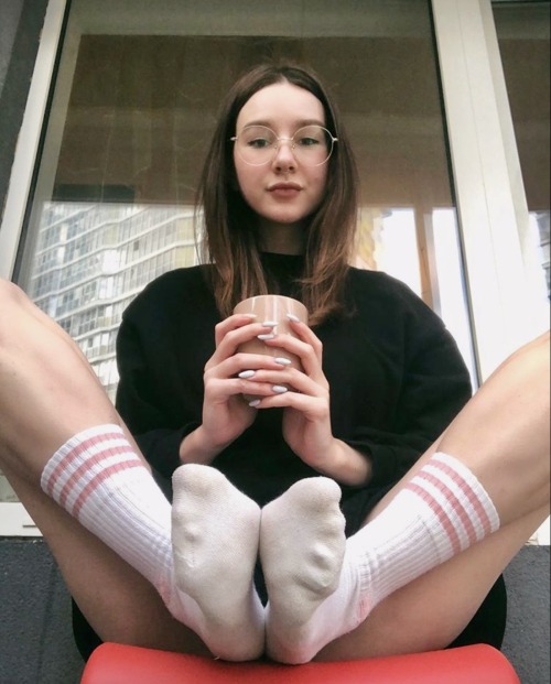 siltespieds:  IG : emily_sweet_feetLovely russian model Emily showing her sweaty