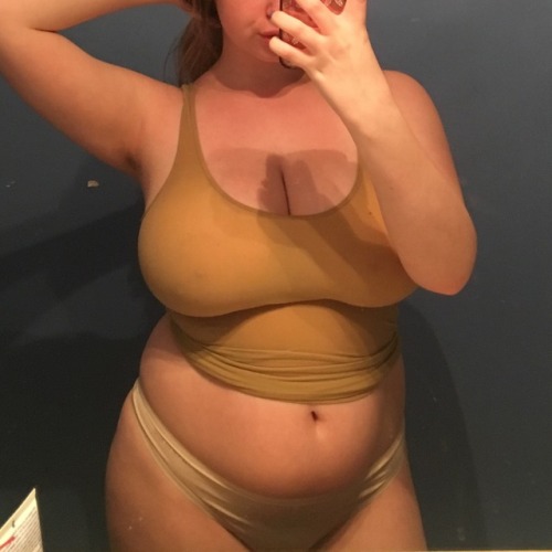 bloatedbbygirl:Wet tanktop💦💦💦