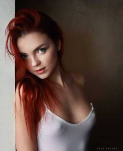 coloradogiblets:Take your choice… Red hair, green eyes, or great pokies