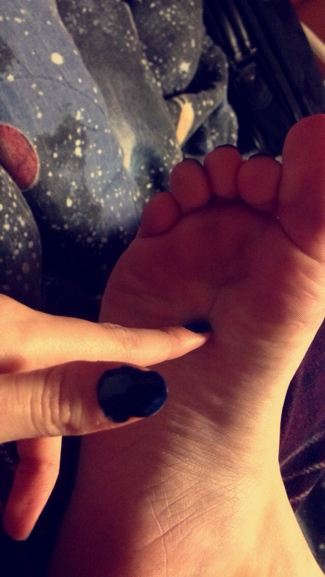 sarahsfeet:  Celebrating fresh painted tosies with some tickles to my soles ~