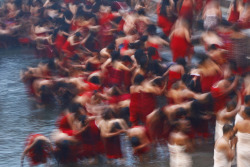 fotojournalismus:    Nepalese Hindus take bath in the Bagmati River during Madhav Narayan festival in Kathmandu on January 30, 2014. (Niranjan Shrestha/AP)   